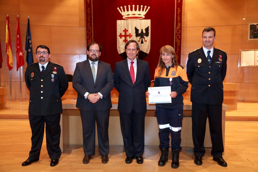 Reconocimiento a Voluntarios de Protección Civil - Imagen del alcalde García de Vinuesa y miembros de protección civil con uno de los condecorados.
