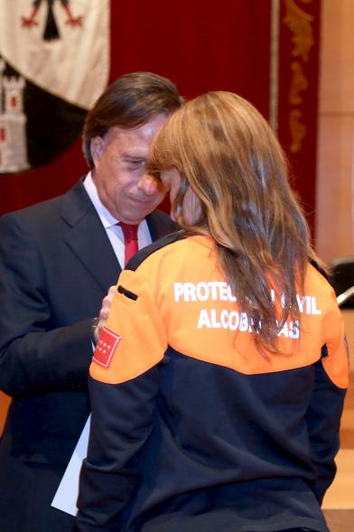 Reconocimiento a Voluntarios de Protección Civil - Imagen del alcalde García de Vinuesa condecorando a un miembro de protección civil.