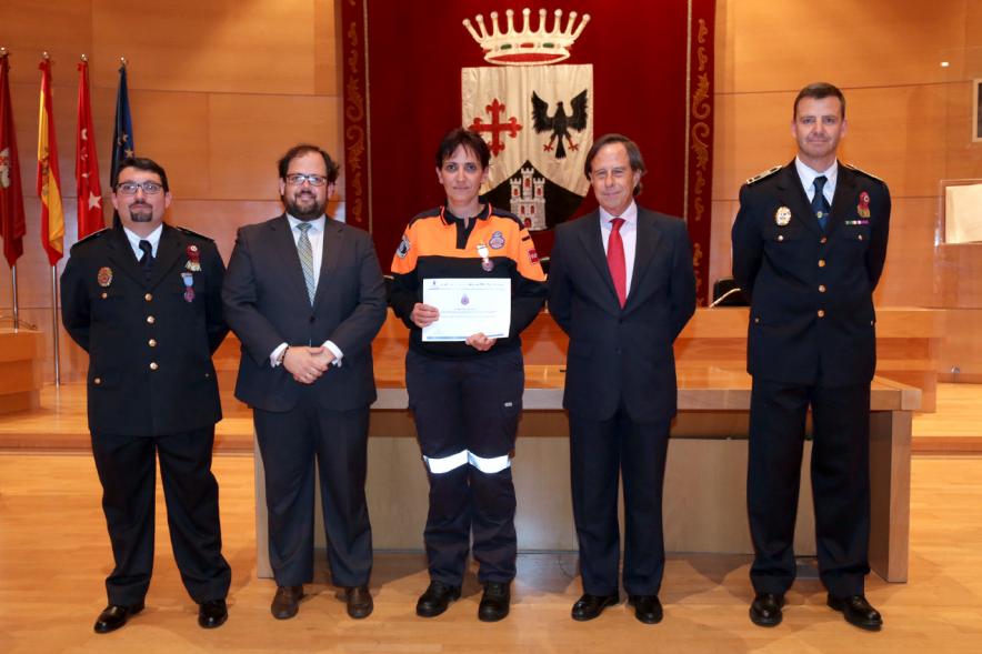 Reconocimiento a Voluntarios de Protección Civil - Imagen del alcalde García de Vinuesa y miembros de protección civil con uno de los condecorados.