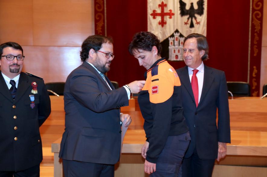Reconocimiento a Voluntarios de Protección Civil - Imagen una autoridad condecorando a un miembro de protección civil.