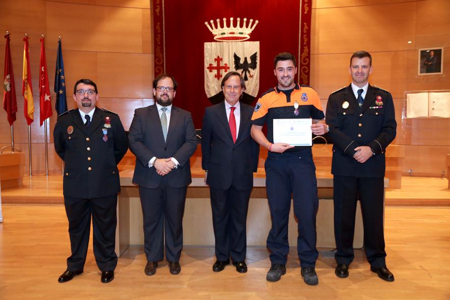 Reconocimiento a Voluntarios de Protección Civil - Imagen del alcalde García de Vinuesa y miembros de protección civil con uno de los condecorados.
