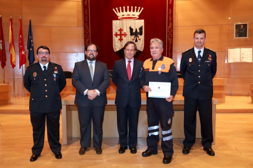 Reconocimiento a Voluntarios de Protección Civil - Imagen del alcalde García de Vinuesa y miembros de protección civil con uno de los condecorados.