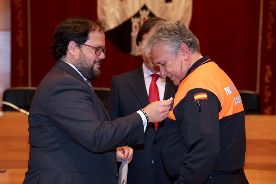 Reconocimiento a Voluntarios de Protección Civil - Imagen una autoridad condecorando a un miembro de protección civil.