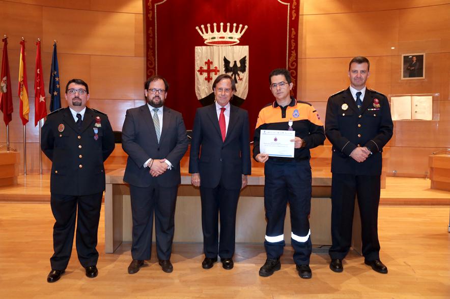 Reconocimiento a Voluntarios de Protección Civil - Imagen del alcalde García de Vinuesa y miembros de protección civil con uno de los condecorados.