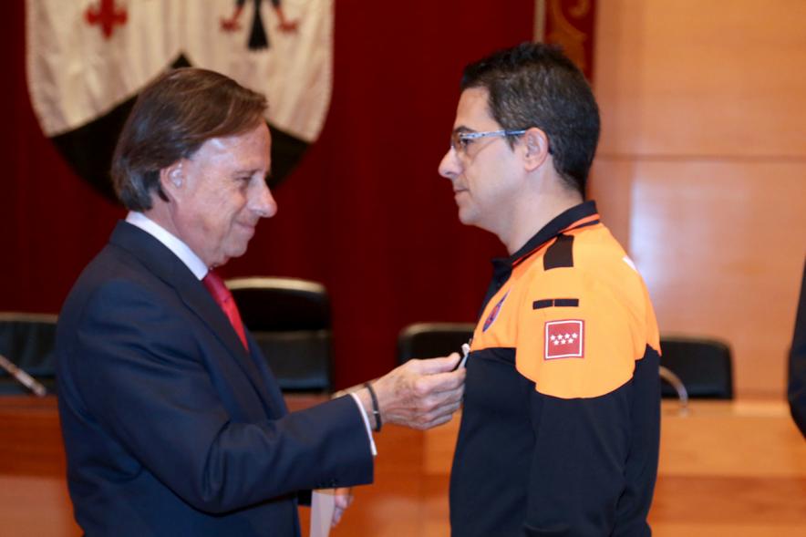 Reconocimiento a Voluntarios de Protección Civil - Imagen del alcalde García de Vinuesa condecorando a un miembro de protección civil.