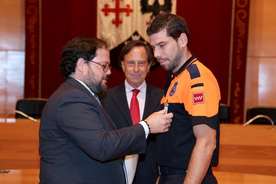 Reconocimiento a Voluntarios de Protección Civil - Imagen una autoridad condecorando a un miembro de protección civil.