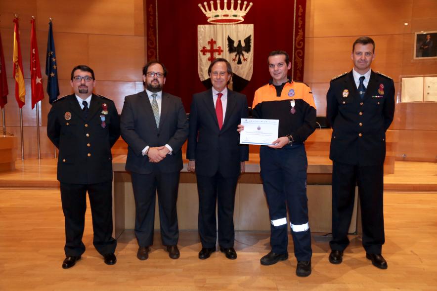 Reconocimiento a Voluntarios de Protección Civil - Imagen del alcalde García de Vinuesa y miembros de protección civil con uno de los condecorados.