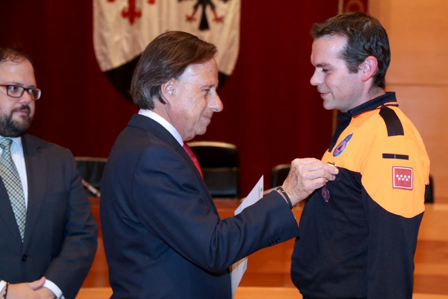 Reconocimiento a Voluntarios de Protección Civil - Imagen del alcalde García de Vinuesa condecorando a un miembro de protección civil.