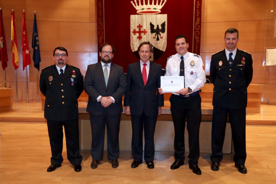 Reconocimiento a Voluntarios de Protección Civil - Imagen del alcalde García de Vinuesa y miembros de protección civil con uno de los condecorados.