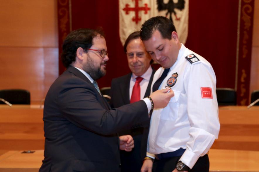 Reconocimiento a Voluntarios de Protección Civil - Imagen una autoridad condecorando a un miembro de protección civil.