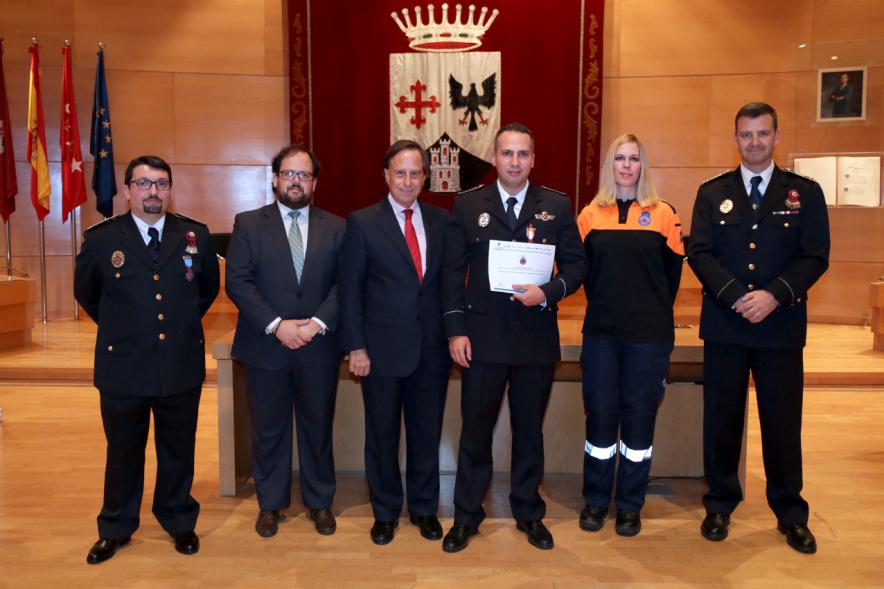 Reconocimiento a Voluntarios de Protección Civil - Imagen del alcalde García de Vinuesa y miembros de protección civil con uno de los condecorados.