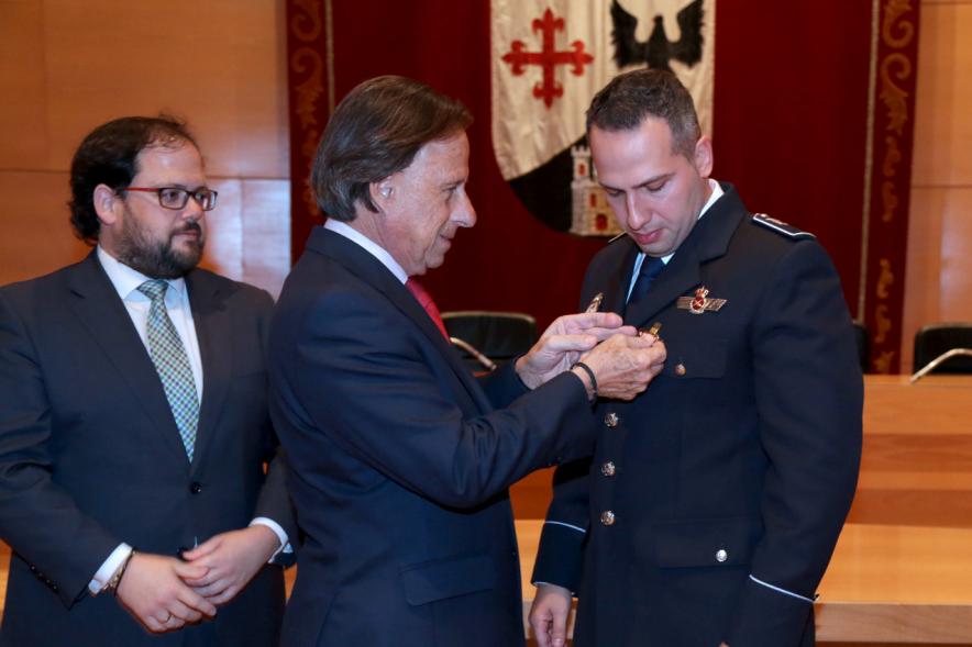 Reconocimiento a Voluntarios de Protección Civil - Imagen del alcalde García de Vinuesa condecorando a un miembro de protección civil.