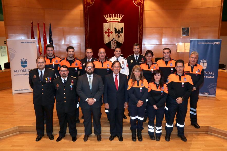 Reconocimiento a Voluntarios de Protección Civil - Imagen del alcalde García de Vinuesa, autoridades y galardonados.