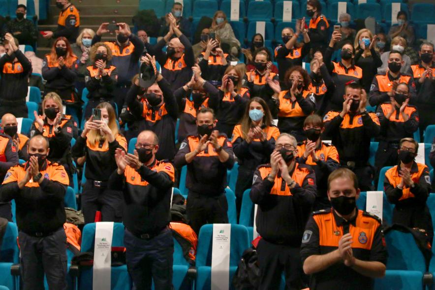 Entrega Reconocimientos de Protección Civil - Imagen de un grupo numeroso de voluntarios de Protección Civil, de pie aplaudiendo.