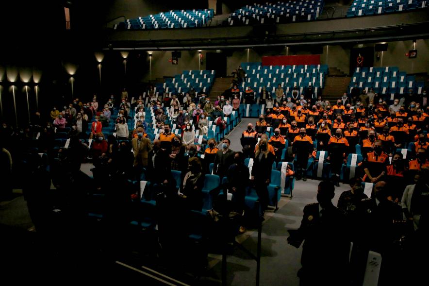 Entrega Reconocimientos de Protección Civil - Imagen solemne del teatro con todos los representantes de Protección Civil de pie.
