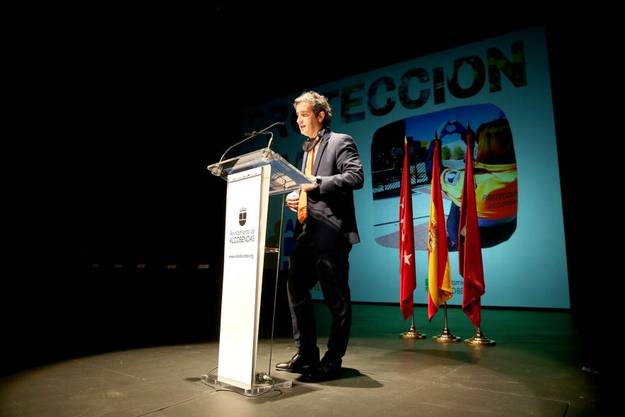 Entrega Reconocimientos de Protección Civil - Plano lateral del escenario con un responsable  municipal dando un discurso.
