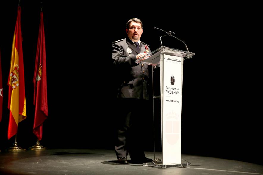 Entrega Reconocimientos de Protección Civil - Plano abierto del escenario con Moisés  Álvarez, coordinador jefe de Protección Civil Alcobendas, dando un discurso.