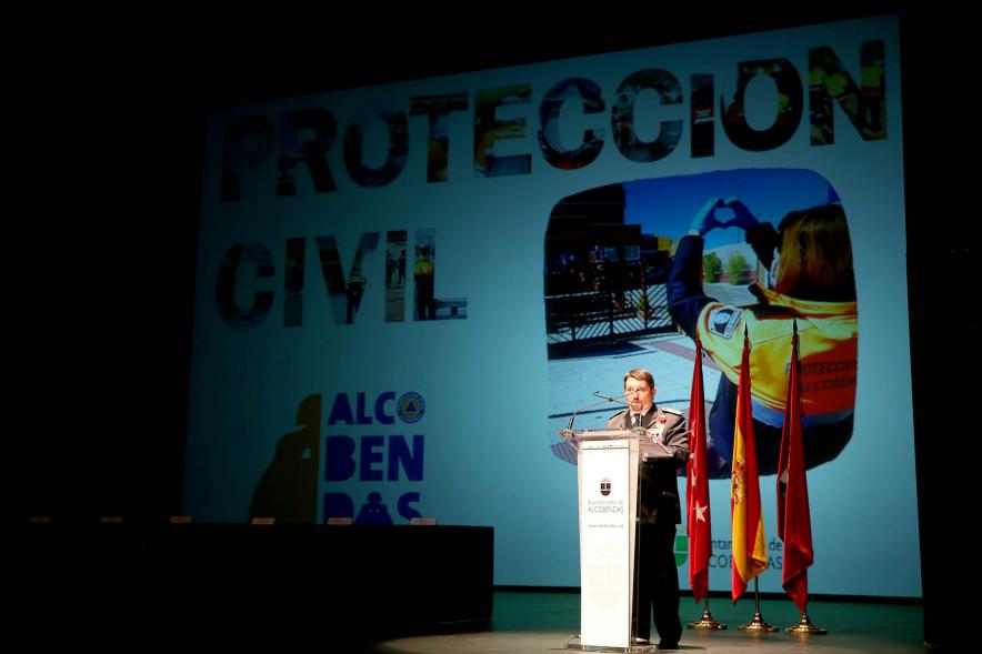 Entrega Reconocimientos de Protección Civil - Plano abierto del escenario con Moisés  Álvarez, coordinador jefe de Protección Civil Alcobendas, dando un discurso.