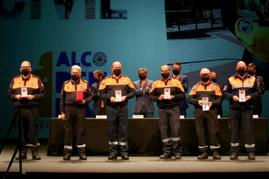 Entrega Reconocimientos de Protección Civil -  Posado de un grupo de voluntarios de Protección Civil con sus premios.