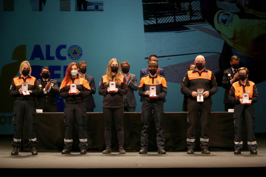 Entrega Reconocimientos de Protección Civil -  Posado de un grupo de voluntarios de Protección Civil con sus premios.