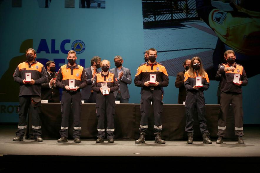 Entrega Reconocimientos de Protección Civil -  Posado de un grupo de voluntarios de Protección Civil con sus premios.