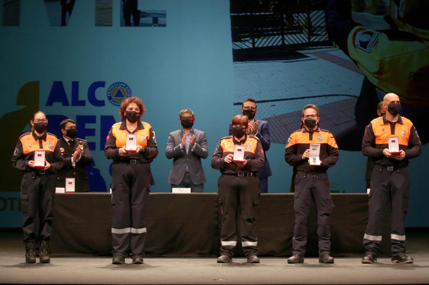 Entrega Reconocimientos de Protección Civil -  Posado de un grupo de voluntarios de Protección Civil con sus premios.