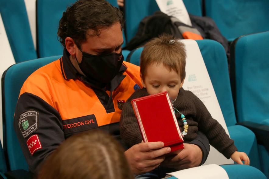 Entrega Reconocimientos de Protección Civil - Primer plano de un voluntario de Protección Civil con su hijo.
