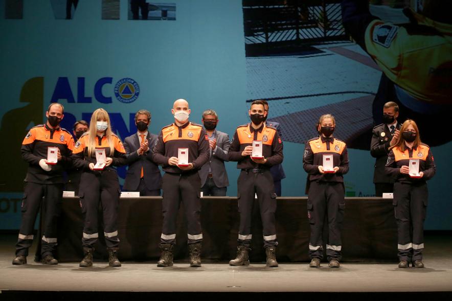 Entrega Reconocimientos de Protección Civil -  Posado de un grupo de voluntarios de Protección Civil con sus premios.