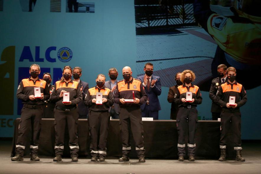 Entrega Reconocimientos de Protección Civil - Posado de un grupo de voluntarios de Protección Civil con sus premios.
