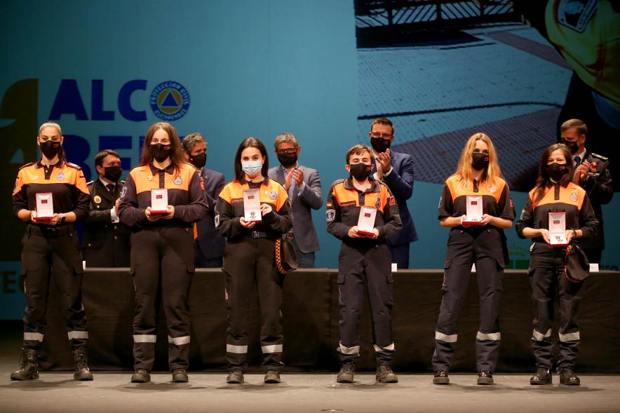 Entrega Reconocimientos de Protección Civil -  Posado de un grupo de voluntarios de Protección Civil con sus premios.