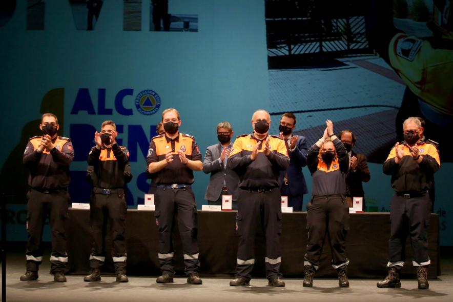 Entrega Reconocimientos de Protección Civil -  Posado de un grupo de voluntarios de Protección Civil con sus premios.