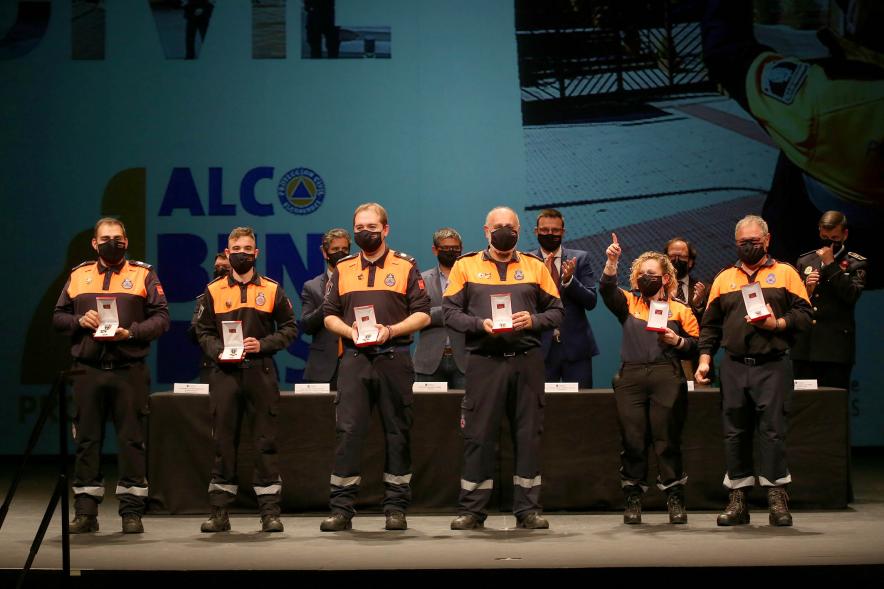 Entrega Reconocimientos de Protección Civil -  Posado de un grupo de voluntarios de Protección Civil con sus premios.