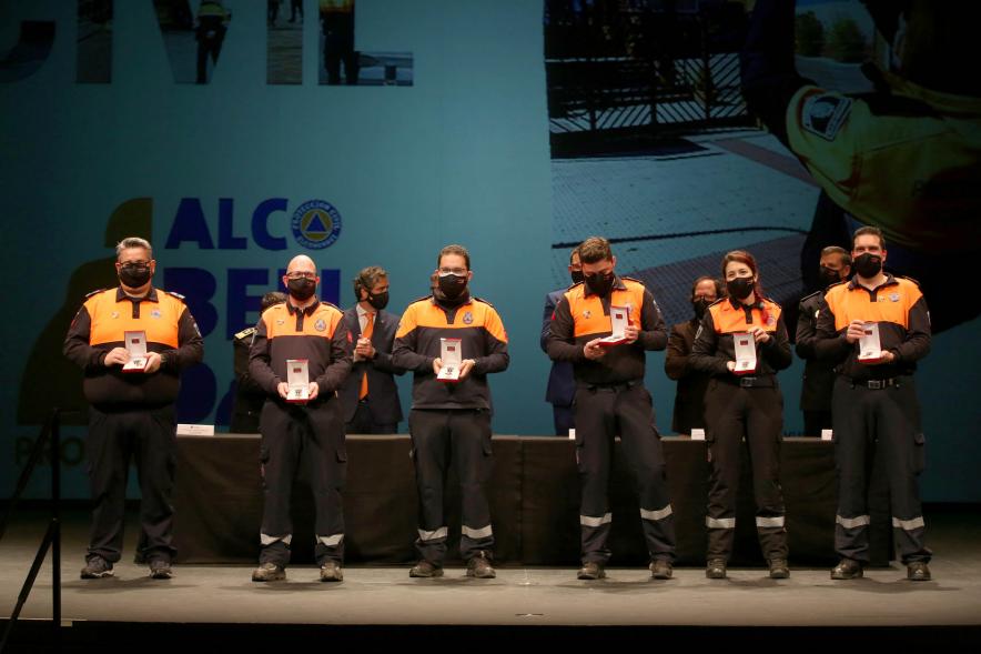 Entrega Reconocimientos de Protección Civil -  Posado de un grupo de voluntarios de Protección Civil con sus premios.