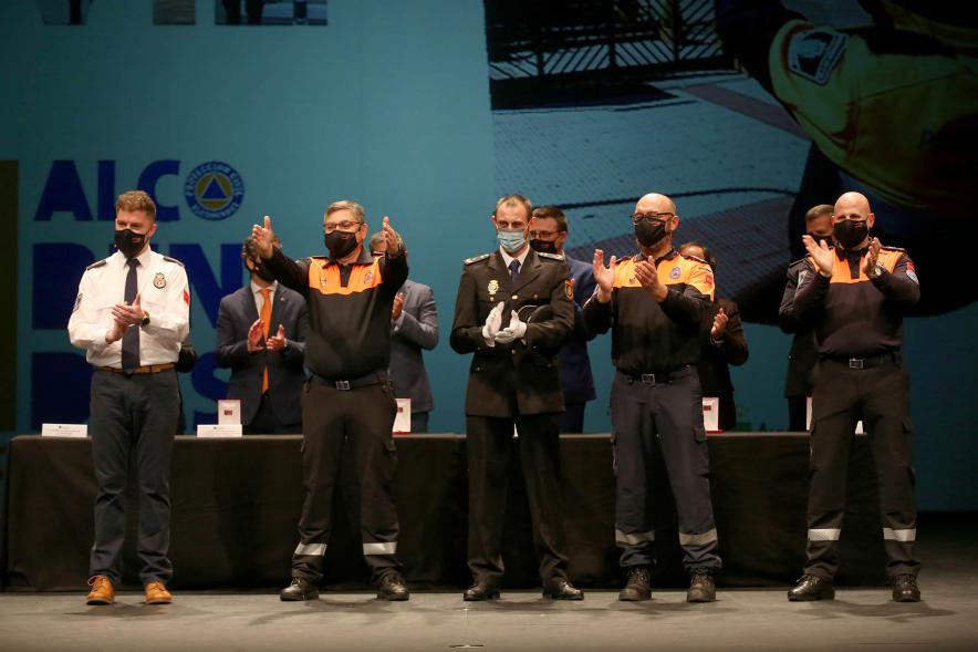 Entrega Reconocimientos de Protección Civil -  Posado de un grupo de voluntarios de Protección Civil con sus premios.