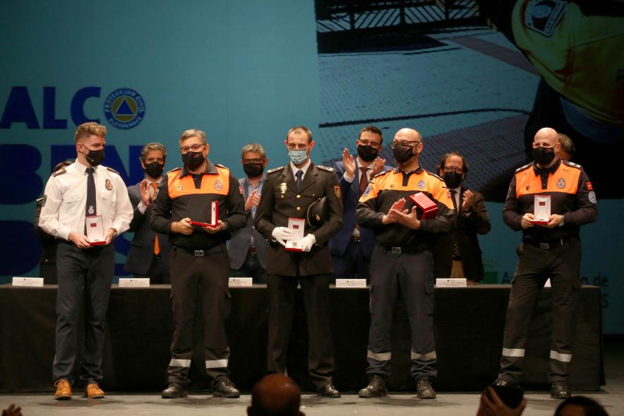 Entrega Reconocimientos de Protección Civil - Posado de un grupo de voluntarios y mandos de Protección Civil con sus premios.