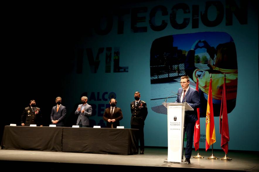 Entrega Reconocimientos de Protección Civil -  Imagen lateral con el vicealcalde Miguel Ángel Arranz en el atril,  junto con los representantes municipales y policiales.