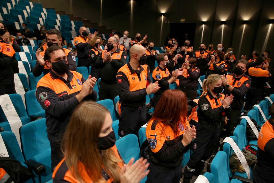 Entrega Reconocimientos de Protección Civil - Posado de un grupo de voluntarios y mandos de Protección Civil con sus premios.