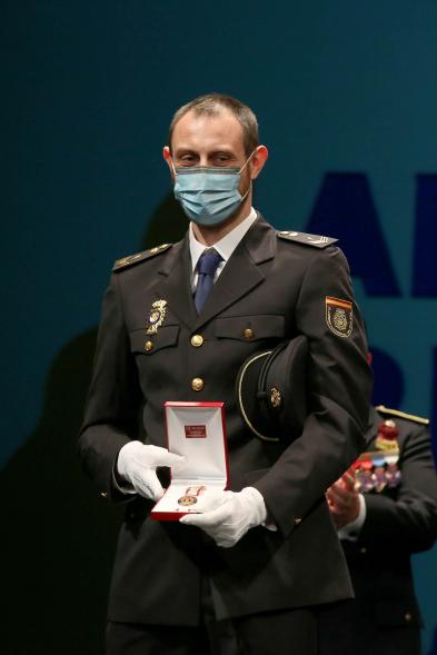 Entrega Reconocimientos de Protección Civil - Primer plano de un directivo de la Policía Municipal, galardonado.