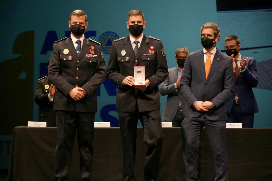 Entrega Reconocimientos de Protección Civil - Posado de dos mandos de Protección Civil junto a  Aitor Retolaza de la corporación municipal.