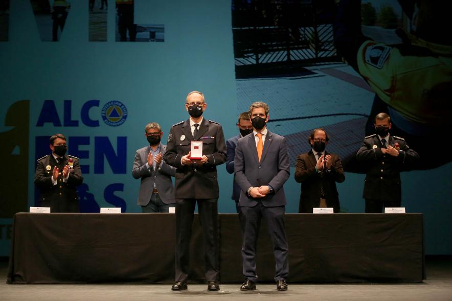 Entrega Reconocimientos de Protección Civil -  Posado de un mando de Protección Civil junto a  Aitor Retolaza de la corporación municipal.