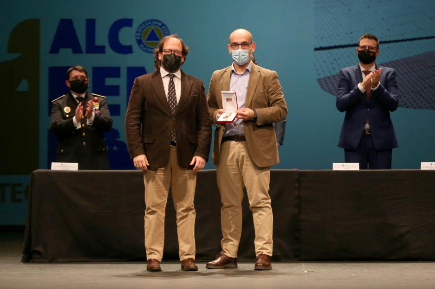 Entrega Reconocimientos de Protección Civil - Posado de Luis Miguel Torres, del ayuntamiento, junto a un premiado. 