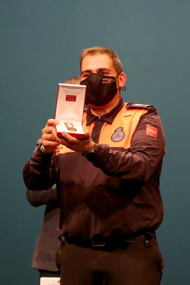 Entrega Reconocimientos de Protección Civil - Primer plano de un voluntario de Protección Civil con su medalla.