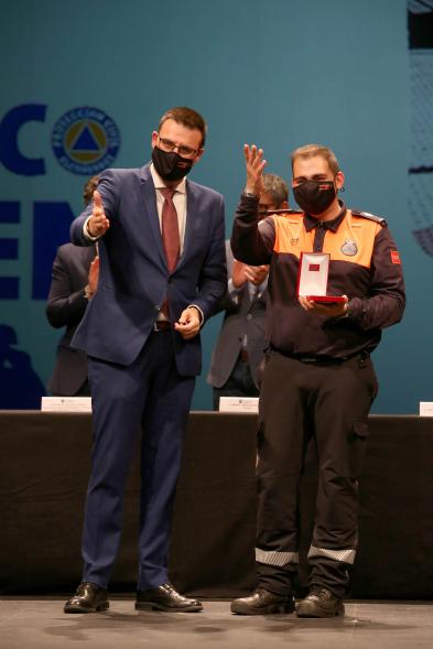 Entrega Reconocimientos de Protección Civil -  Posado del vicealcalde Arranz junto a un voluntario premiado  Protección Civil.