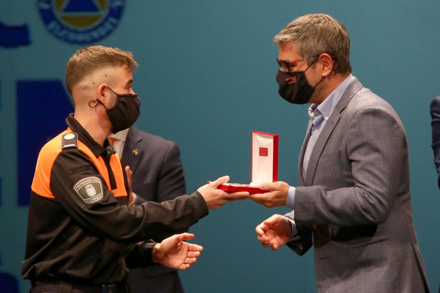 Entrega Reconocimientos de Protección Civil - Imagen de la entrega por parte del alcalde Sánchez Acera de la medalla a un voluntario de Protección Civil.
