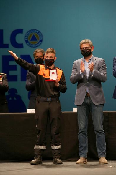 Entrega Reconocimientos de Protección Civil -  Imagen de la entrega por parte del alcalde Sánchez Acera de la medalla a un voluntario de Protección Civil.