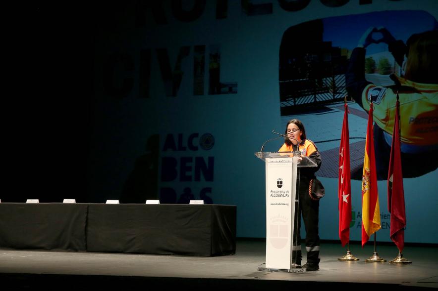 Entrega Reconocimientos de Protección Civil - Imagen del discurso de una voluntaria de  Protección civil desde el atril.