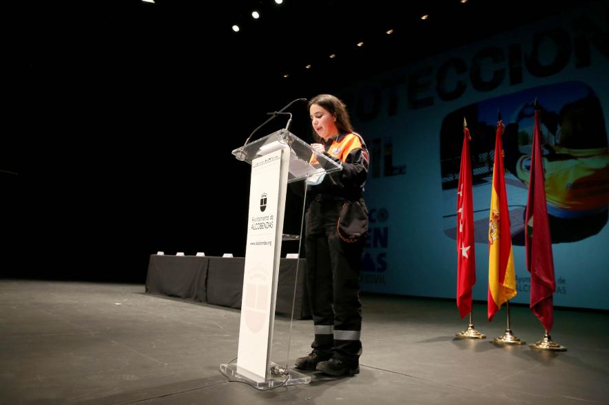 Entrega Reconocimientos de Protección Civil - Imagen lateral del discurso de una voluntaria de Protección Civil.