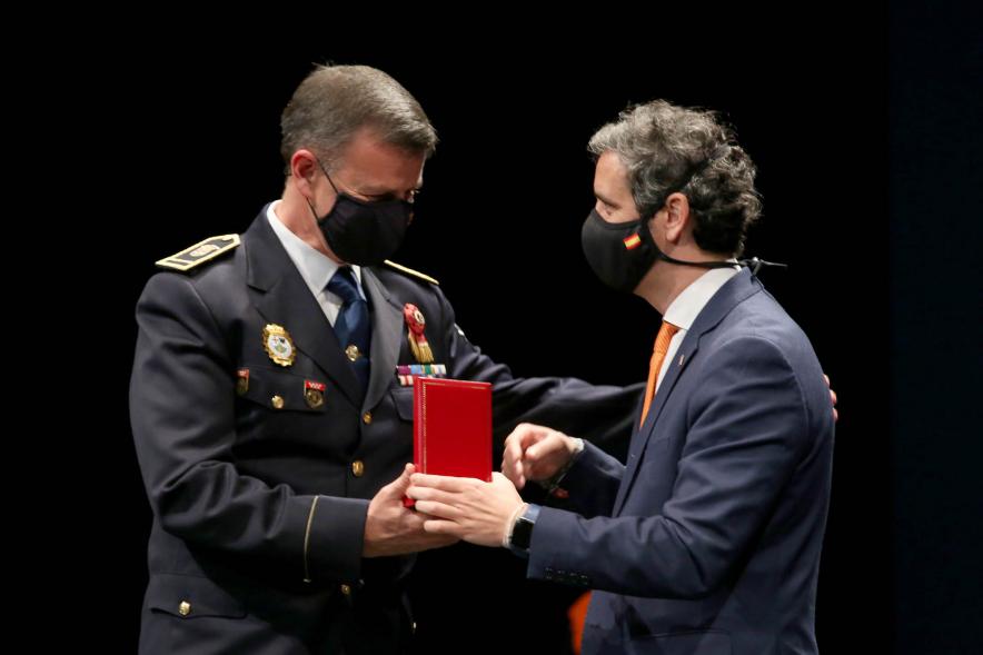 Entrega Reconocimientos de Protección Civil - Imagen de la  entrega de la placa a un mando de Protección Civil por parte de  Aitor Retolaza de la corporación municipal.