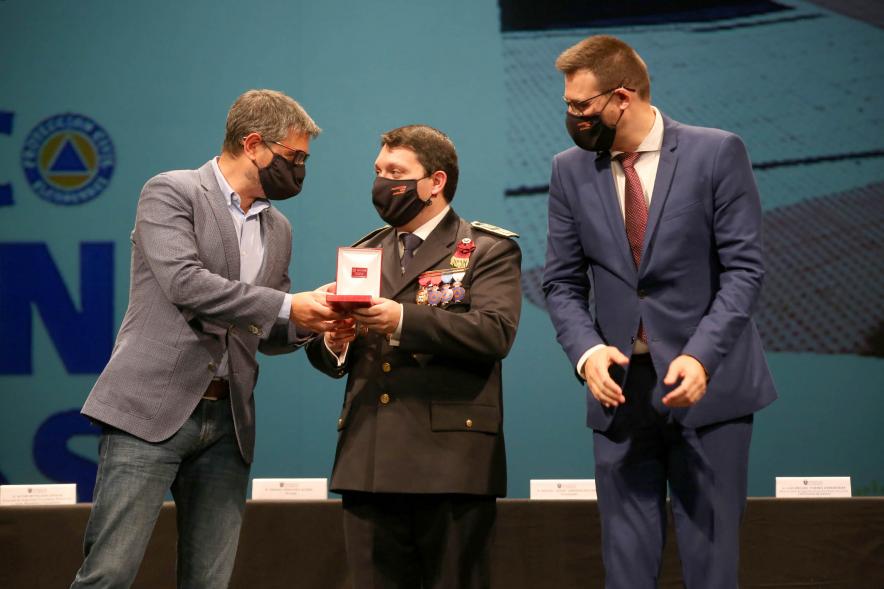 Entrega Reconocimientos de Protección Civil - Imagen de la  entrega de la placa a un voluntario de Protección Civil por parte del alcalde Sánchez Acera y el vice alcalde Arranz.