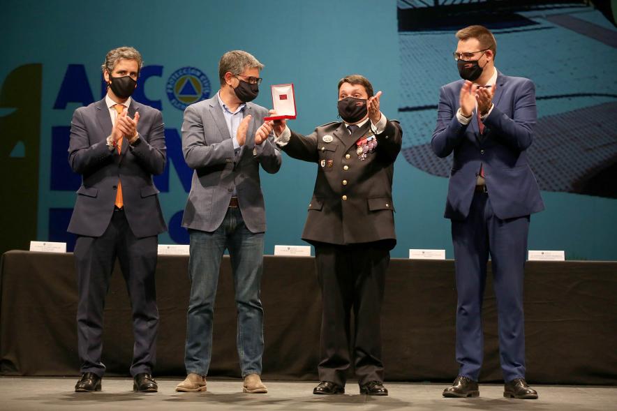 Entrega Reconocimientos de Protección Civil - Imagen del aplauso de los miembros de la corporación municipal a un voluntario de Protección Civil.